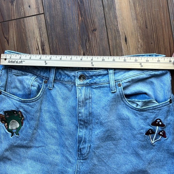Hot Topic Denim Mom Jeans Size 11 | Frog Mushroom & Snails 🐸 🍄 🐌 - Picture 7 of 10